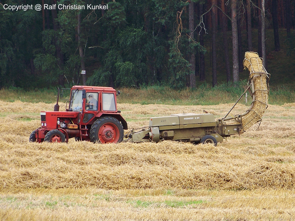 Belarus MTZ 82 (MTS 82) mit Hochdruckpresse K 454 - Traktor, Schlepper aus dem Minsker Traktorenwerk mit einer Strohpresse des Kombinats Fortschritt - fotografiert am 12.08.2010 - Copyright @ Ralf Christian Kunkel