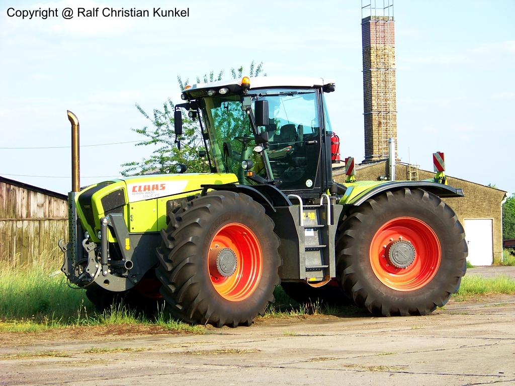 CLAAS Xerion 3800 TRAC VC - Traktor, Schlepper - fotografiert am 07.06.2011 im Land Brandenburg - Copyright @ Ralf Christian Kunkel 

