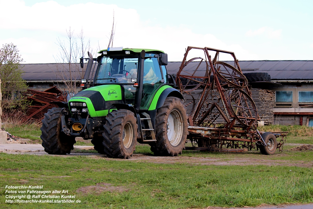 Deutz-Fahr Agrotron 128 - Traktor, Schlepper - Deutschland - gesehen am 01.04.2012 im Land Brandenburg - Copyright @ Ralf Christian Kunkel   

