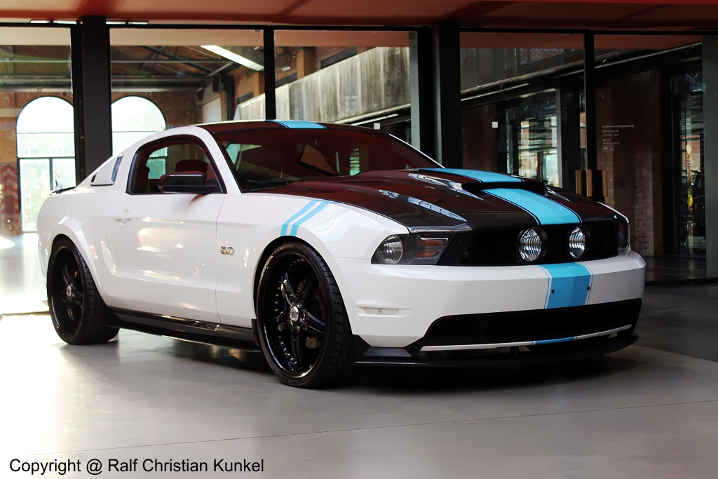 Ford Mustang 5.0 GT Coupe - BJ 2011 - Sportwagen, Coupe, Tuning, USA - fotografiert am 25.11.2011 in Berlin - Copyright @ Ralf Christian Kunkel 

