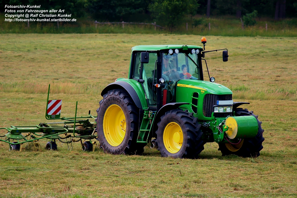 John Deere 7430 Premium mit Heuwender - Traktor, Schlepper - fotografiert am 28.06.2012 in Mecklenburg-Vorpommern - Copyright @ Ralf Christian Kunkel