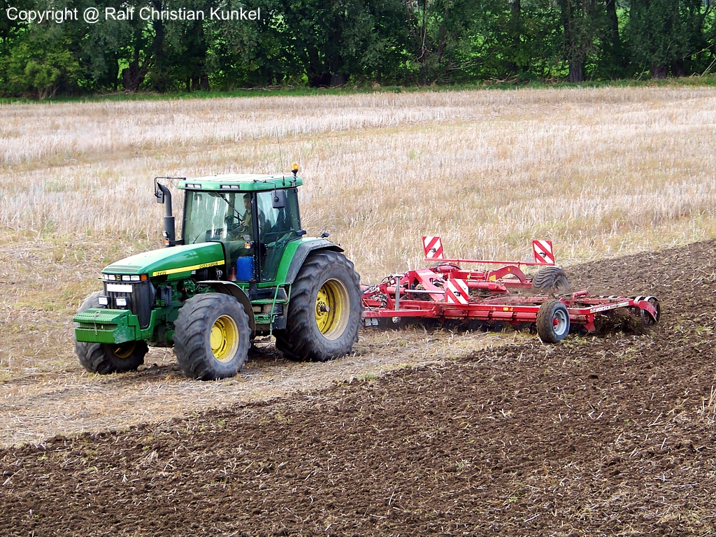 John Deere 8200 - Traktor, Schlepper - fotografiert am 24.09.2011 im Land Brandenburg - Copyright @ Ralf Christian Kunkel
