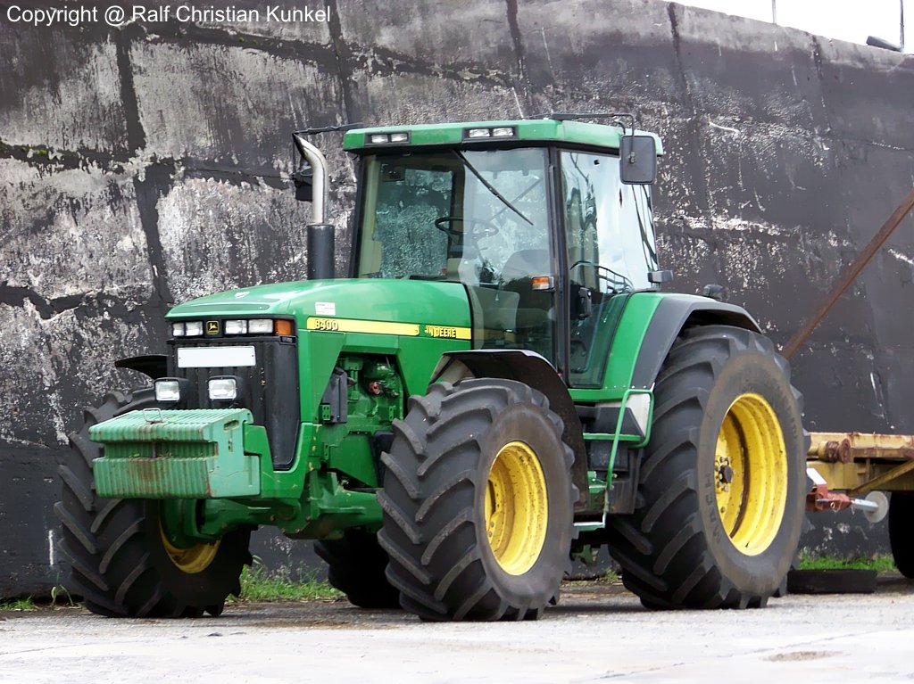 John Deere 8400 - Traktor - fotografiert am 03.08.2009 im Land Brandenburg - Copyright @ Ralf Christian Kunkel 