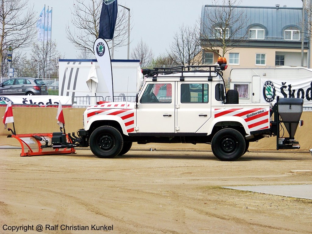 Land Rover Defender Crew Cab als Straenrum- und Streufahrzeug - fotografiert am 14.04.2010 auf der AMI 2010 in Leipzig - Copyright @ Ralf Christian Kunkel 