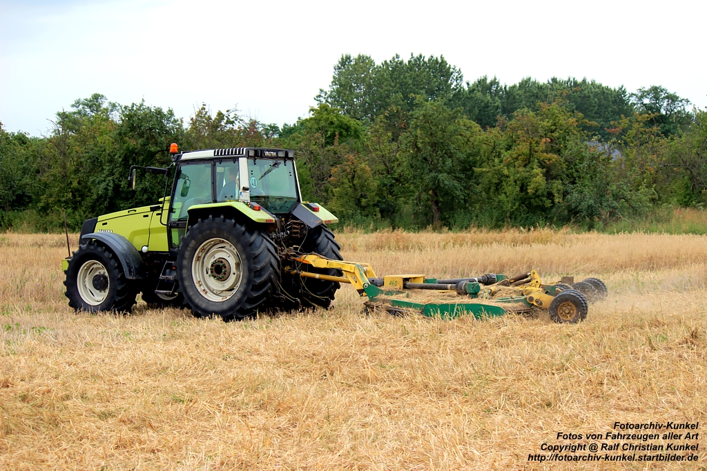 Valtra 8550 - Traktor, Schlepper - fotografiert am 28.07.2012 im Land Brandenburg - Copyright @ Ralf Christian Kunkel   
