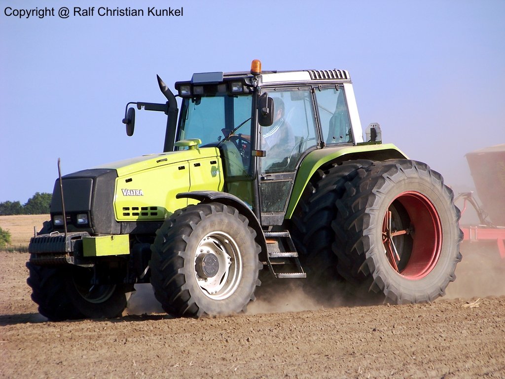 Valtra 8550 - Traktor, Schlepper - fotografiert am 14.08.2009 in Petkus/ Land Brandenburg - Copyright @ Ralf Christian Kunkel 