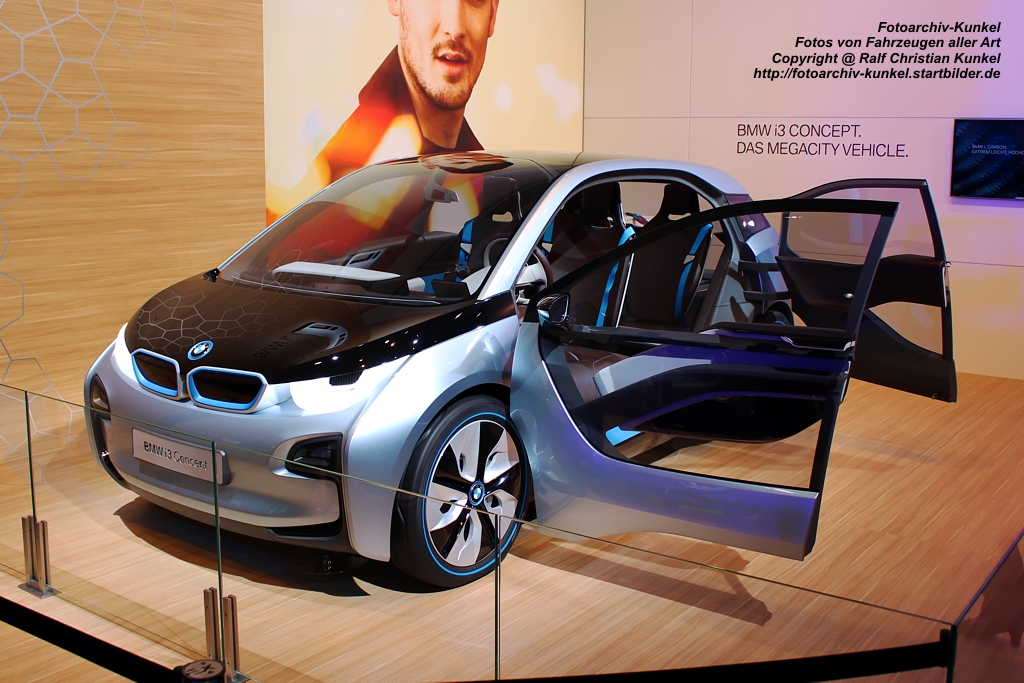 BMW i3 Concept - Der i3 ist das Concept eines Elektroautos und entsprang dem Projekt MCV (Megacity Vehicle), einer Zusammenarbeit zwischen BMW und SGL Carbon.
Das Fahrzeug soll als Vorstufe fr eine Groserie an Elektromobilen stehen, die von Lithium-Ionen-Akkus angetrieben werden. Auerdem soll die Karosserie zur Gewichtsreduzierung aus Kunststoff CFK bestehen und auf einem Leichtmetallrahmen aufgesetzt werden. Der BMW i3 besitzt keine B-Sule und gegenlufig ffnende Tren. - Hersteller: BMW, Deutschland - fotografiert am 06.06.2012 zur Automobil International (AMI) in den Messehallen Leipzig - Copyright @ Ralf Christian Kunkel 

