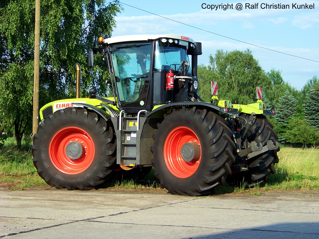CLAAS Xerion 3800 TRAC VC - Traktor, Schlepper - fotografiert am 07.06.2011 im Land Brandenburg - Copyright @ Ralf Christian Kunkel 
