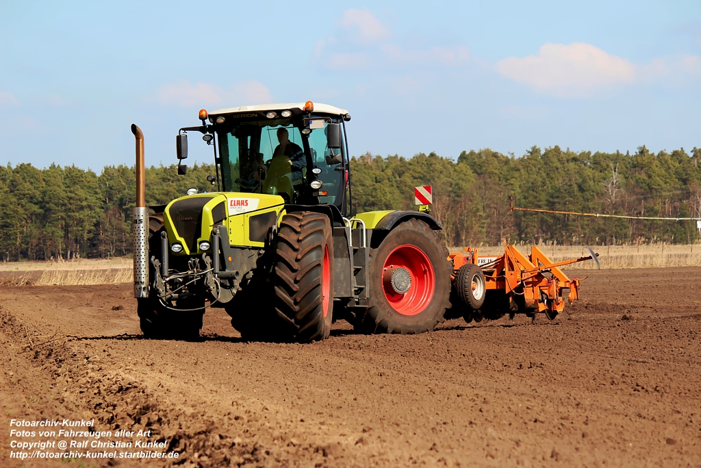 Claas Xerion 3800 Trac VC - Traktor, Schlepper - fotografiert am 14.08.2012 im Land Brandenburg - Copyright @ Ralf Christian Kunkel
