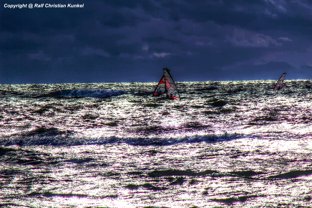 HDR-Bild von der Ostsee - bei diesem Wetter und trotz der Ankündigung eines Regenschauers fühlten sich die Surfer auf ihren Boarden wohl - Freizeitsport, Windsurfen, Ostsee - das Originalfoto entstand am 25.06.2012 in Warnemünde - Copyright @ Ralf Christian Kunkel 
