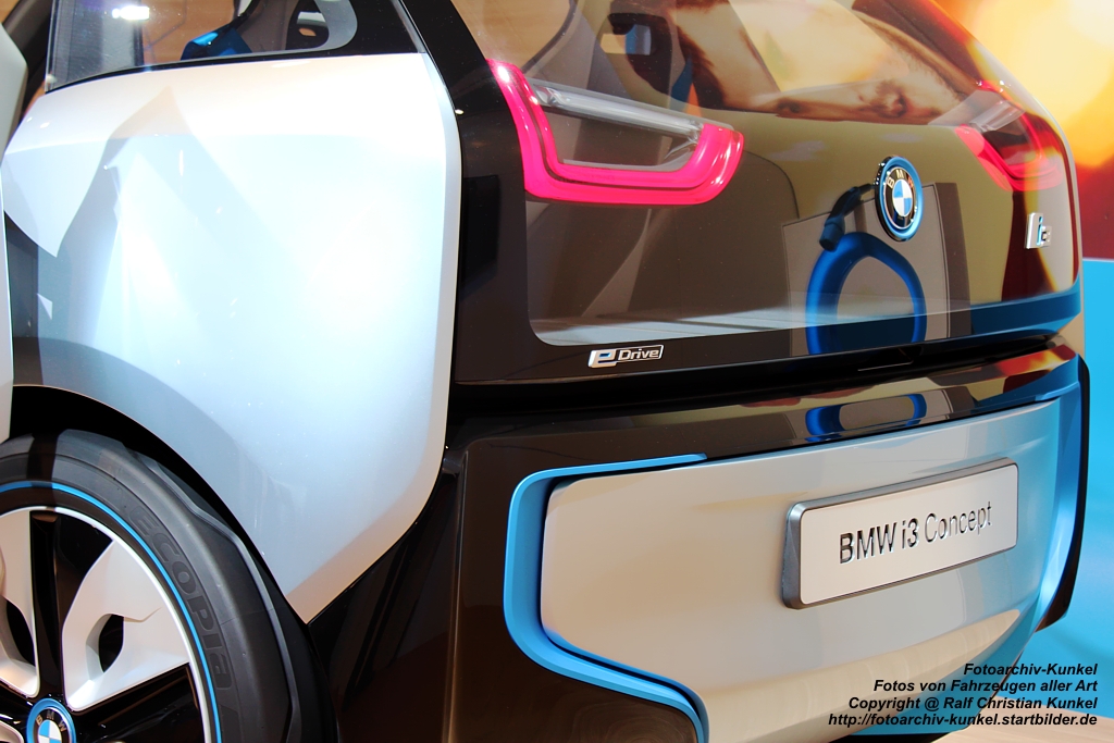 Heck des BMW i3 Concept - Der i3 ist das Concept eines Elektroautos und entsprang dem Projekt MCV (Megacity Vehicle), einer Zusammenarbeit zwischen BMW und SGL Carbon.
Das Fahrzeug soll als Vorstufe fr eine Groserie an Elektromobilen stehen, die von Lithium-Ionen-Akkus angetrieben werden. Auerdem soll die Karosserie zur Gewichtsreduzierung aus Kunststoff CFK bestehen und auf einem Leichtmetallrahmen aufgesetzt werden. Der BMW i3 besitzt keine B-Sule und gegenlufig ffnende Tren. - Hersteller: BMW, Deutschland - fotografiert am 06.06.2012 zur Automobil International (AMI) in den Messehallen Leipzig - Copyright @ Ralf Christian Kunkel 

