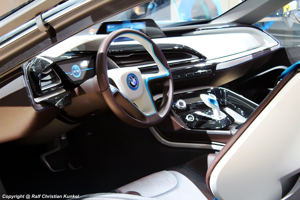 Interieur des BMW i8 Concept eDrive - BJ 2011 - Nachfolger des aus dem Tom-Cruise-Film  Mission: Impossible – Phantom Protokoll  bekannten Konzeptautos BMW Vision Efficient Dynamics von 2009 - Dieser Sportwagen mit Schmetterlingstren ist mit einem Hydridantrieb, bestehend aus zwei Elektromotoren und einem Dreizylinder-Turbo-Diesel-Aggregat mit einer Gesamtleistung von 262 kW (356 PS) ausgestattet und erzielt eine Reichweite von bis zu 700 Kilometern. Mit diesem Antrieb beschleunigt der i8 in 4,8 Sekunden auf 100 km/h. (P.S. Wie ich finde ist der Antrieb nicht nur zukunftsorientiert, nein auch das Design von Adrian van Hooydonk ist eine Augenweide.) - fotografiert am 06.06.2012 zur Automobil International (AMI) in den Messehallen Leipzig - Copyright @ Ralf Christian Kunkel

