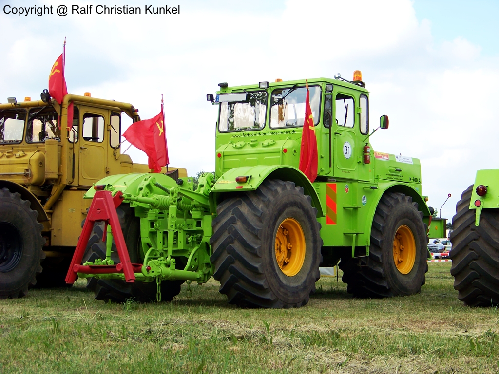 Kirovez K-700 A - Traktor, Schlepper, Kicklenker, Show-Traktor - fotografiert am 28.05.2011 zum 6. Oldtimer- und Militrfahrzeugtreffen in Alt Tucheband - Copyright @ Ralf Christian Kunkel 

