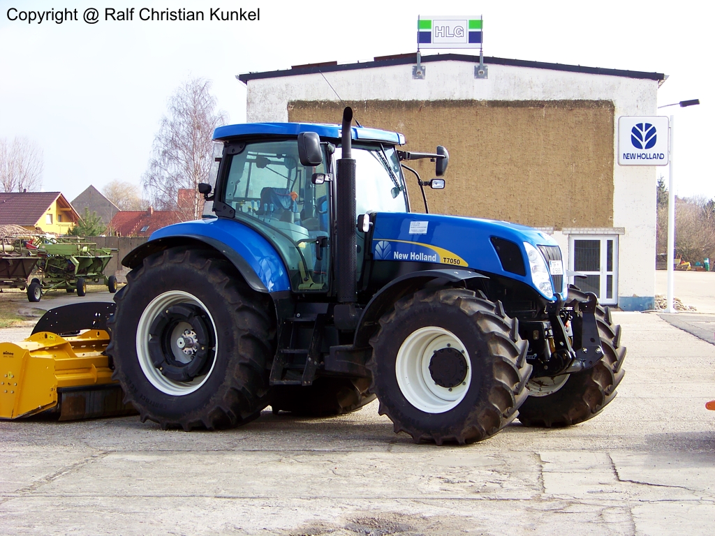 New Holland T 7050 - Traktor, Schlepper - fotografiert am 20.03.2011 im Land Brandenburg - Copyright @ Ralf Christian Kunkel 

