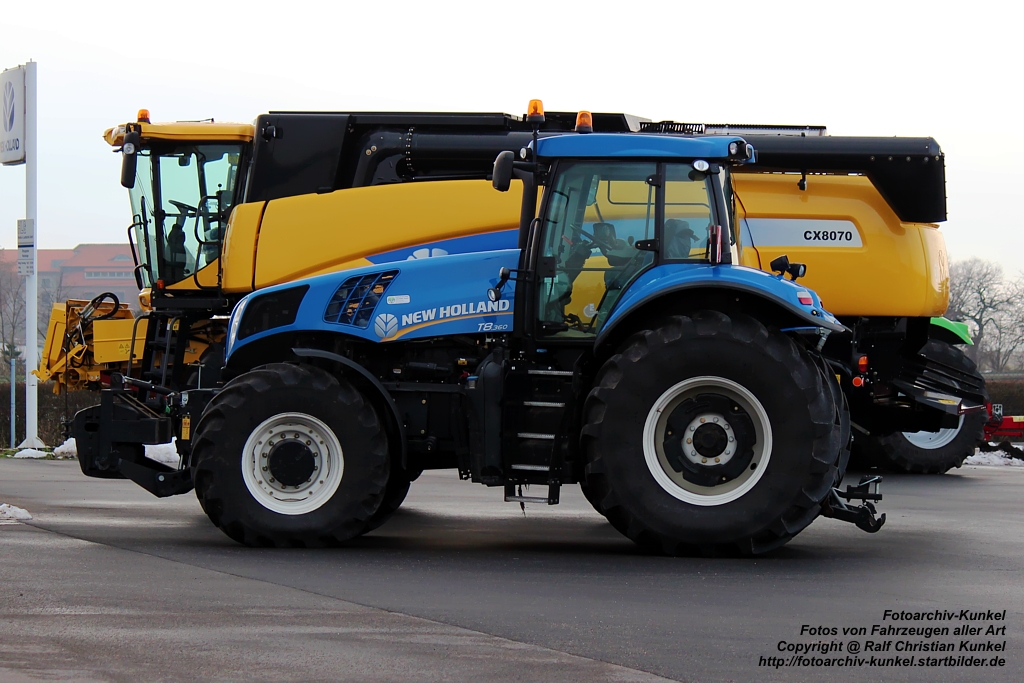 New Holland T 8.360 - Traktor, Schlepper - fotografiert am 20.12.2012 im Land Brandenburg - Copyright @ Ralf Christian Kunkel 

