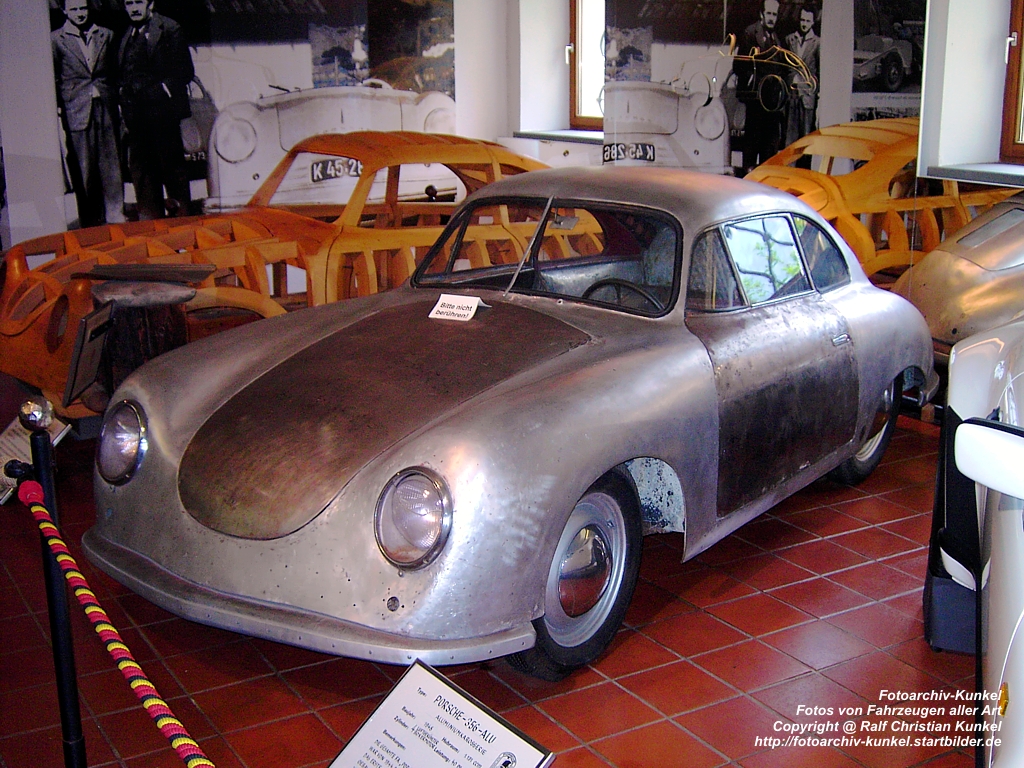 Porsche 356 Alu-Coup - Baujahr 1948 - Dieser Porsche 356 ist eines von nur 43 in Gmnd/sterreich zwischen 1948 und 1950 handgefertigten Coups mit Aluminium-Karosserie. Der Antrieb erfolgte ber einen luftgekhlten 4-Zylinder-Boxermotor, der aus 1,131 Litern Hubraum 40 PS bei 4.000 U/min leistete. (Angaben lt. Informationstafel im Museum) - fotografiert im Porsche-Museum Gmnd in sterreich am 23.05.2005 - Copyright @ Ralf Christian Kunkel 

