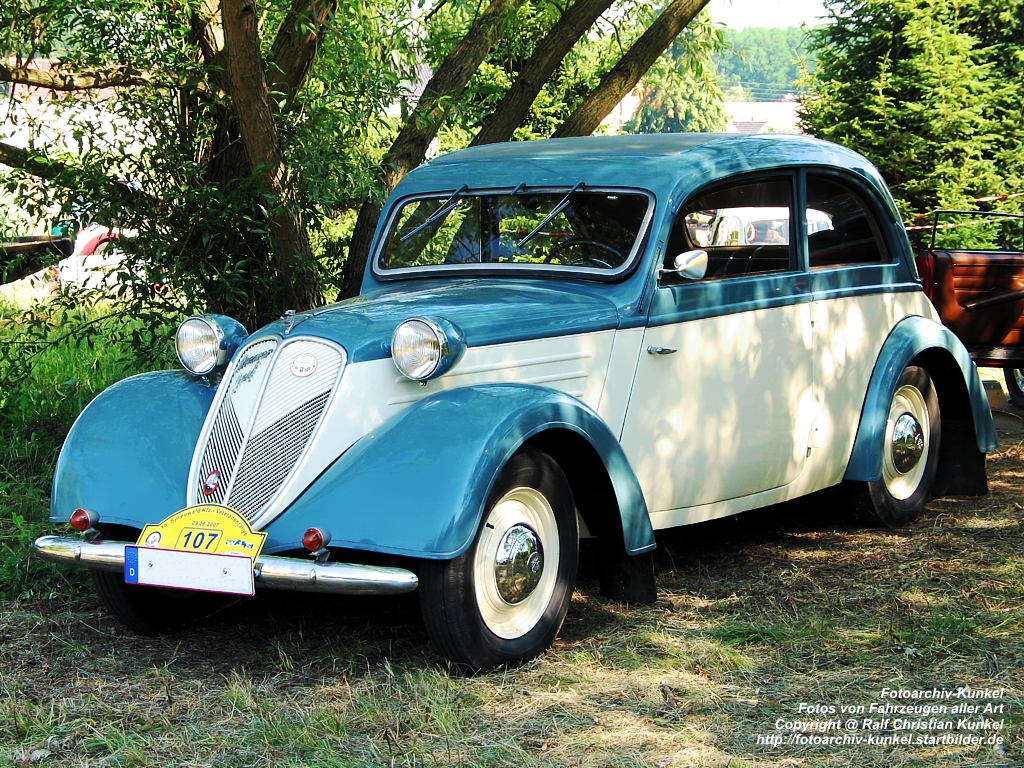 Stoewer Greif Junior Limousine 2-trig - Bauzeit 1935-1939 - fotografiert am 09.06.2007 zur 15. Spreewald Kfz.-Veteranenrallye - Copyright @ Ralf Christian Kunkel 

