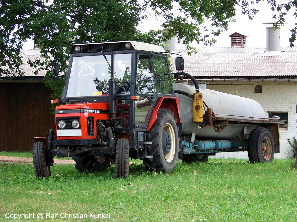 Zetor 5211 mit Vakuumtankanhnger HTS 30.27 - Traktor, Schlepper - fotografiert am 25.07.2010 im Land Brandenburg - Copyright @ Ralf Christian Kunkel