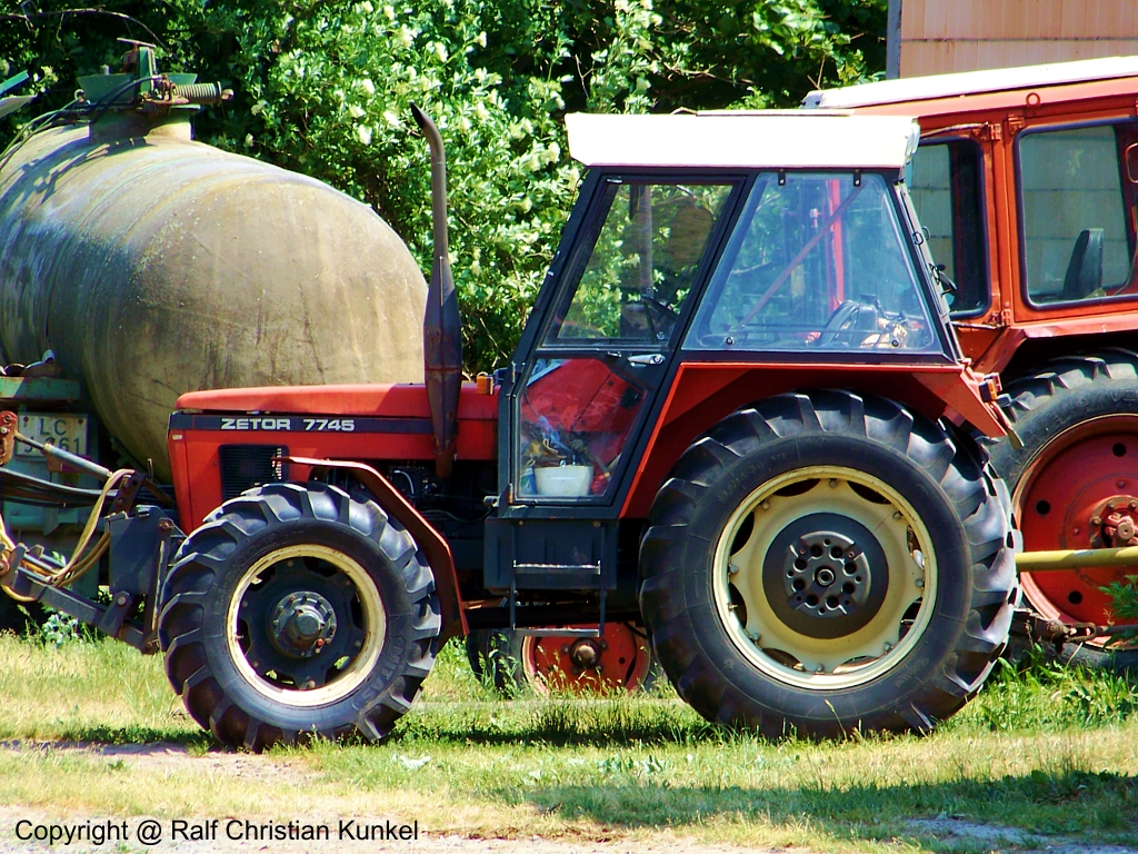Zetor 7745 - Traktor, Schlepper, CSSR - fotografiert am 02.06.2011 im Land Brandenburg - Copyright @ Ralf Christian Kunkel 

