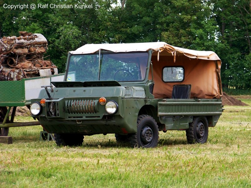 Luaz 967 M Versehrtentransportfahrzeug Sanitatsfahrzeug Nva Ca Fotografiert Am 28 05 2011 Zum 6 Oldtimer Und Militarfahrzeugtreffen In Alt Fotoarchiv Kunkel Startbilder De