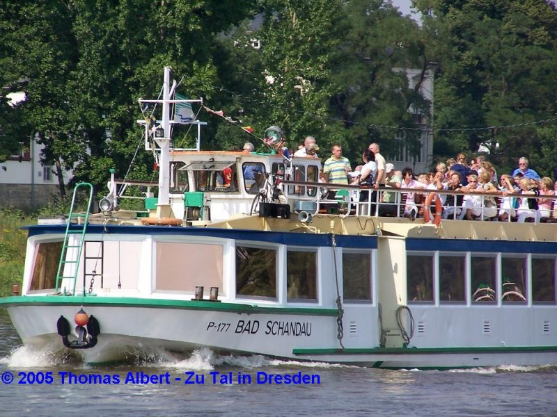 Name:  BAD SCHANDAU  / Baujahr: 1987 / Bauwerft: Yachtwerft in Berlin-K�penick (Deutschland) / Flagge: Deutschland / L�nge: 32,10 m / Breite: 5,10 m / Tiefgang: 0,71 m (leer) / 96 Passagiere / Antrieb: Schiffsdiesel - 6 NVD 14/5/12-1 SRW mit 122 PS / Eigner~Betreiber: S�chsische Dampfschiffahrts GmbH & Co. Conti Elbschiffahrts KG in Dresden / Heimathafen: Dresden / Fahrtgebiet: Elbe / Schiffs- oder Registriernummer: P-177 / Bemerkung: Als Typ III-Schiff (verl�ngerte Variante) geh�rt die  BAD SCHANDAU  zur gr��ten Serie von gebauten Binnenfahrgastschiffen.