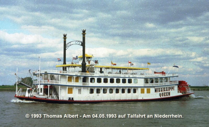 Name:  MISSISSIPPI QUEEN  / Baujahr: 1987 / Bauwerft: De Hoop in Lobith (Niederlande) / Flagge: Deutschland (Niederlande bis 1998) / L�nge: 62,14 m / Breite: 11,45 m / Tiefgang: 1,90 m / 500 Passagiere / Antrieb: 2 x 520 PS / Eigner ~ Betreiber: Kapit�n Heinrich Pr�sse GmbH in Hamburg , ex Heymen in Arnhem (Niederlande) bis 1998 / Heimathafen: Hamburg (Nijmegen bis 1998) / Fahrtgebiet: Elbe (Hamburger Hafen) , ex Rhein bis 1998 / Schiffs- oder Registriernummer: ? / Bemerkung: Nachbau eines Mississippi-Dampfers. 1998 wurde das Schiff vom Niederrhein an die Elbe �berf�hrt.
