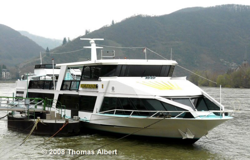 Name:  RHEINKRONE  / Baujahr: 1991 / Bauwerft: Schiffswerft Schmidt in Remagen-Oberwinter (Deutschland) - Baunummer 105 / Flagge: Deutschland / L�nge: 40,00 m / Breite: 8,20 m / Tiefgang: 1,18 m / 250 Passagiere / Antrieb: 2 x MAN 2848-LE mit je 450 PS (331 kW) / Eigner ~ Betreiber: Philipp Hebel GmbH ~ Hebel-Linie in Boppard / Heimathafen: Boppard / Fahrtgebiet: Rhein / Schiffs- oder Registriernummer: 4306860 / Bemerkung: Das Schiff wurde zum hundertj�hrigen Bestehen der Reederei in Familienbesitz in Dienst gestellt.
