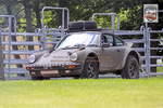 Porsche 911 Offroad 4x4 Coupé 2 Türen, oliv - fotografiert zur Oldtimer Show im MAFZ Paaren Glien (Land Brandenburg) am 05.06.2017 - Copyright @ Ralf Christian Kunkel (E-Mail-Kontakt:
