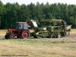 russicher Belarus MTZ-572 (= MTS-572) mit Weimarer Kartoffelernte-Maschine Fortschritt E 686 - Traktor, Schlepper - fotografiert am 14.08.2011 zum 4.