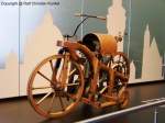 Daimler Reitwagen - BJ 1886 - von Gottlieb Daimler und Wilhelm Maybach im Jahre 1885 konstruiert - Antrieb: 1-Zylinder(stehend)-Viertakt-Motor genannt  Standuhr-Motor  (pantentiert am 3.