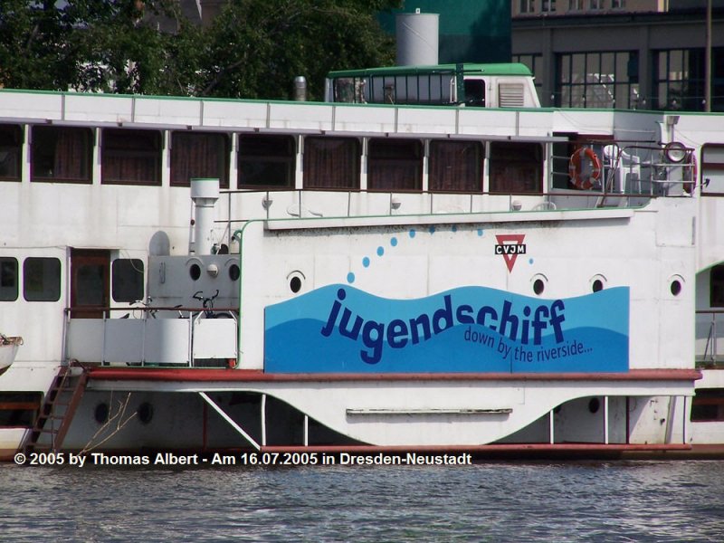 Weitere Fotos:  J.FR.B�TTGER  (1963) - Der Radkasten auf Steuerbord - auch ohne Schaufelrad, daf�r mit Logo als  Jugendschiff .