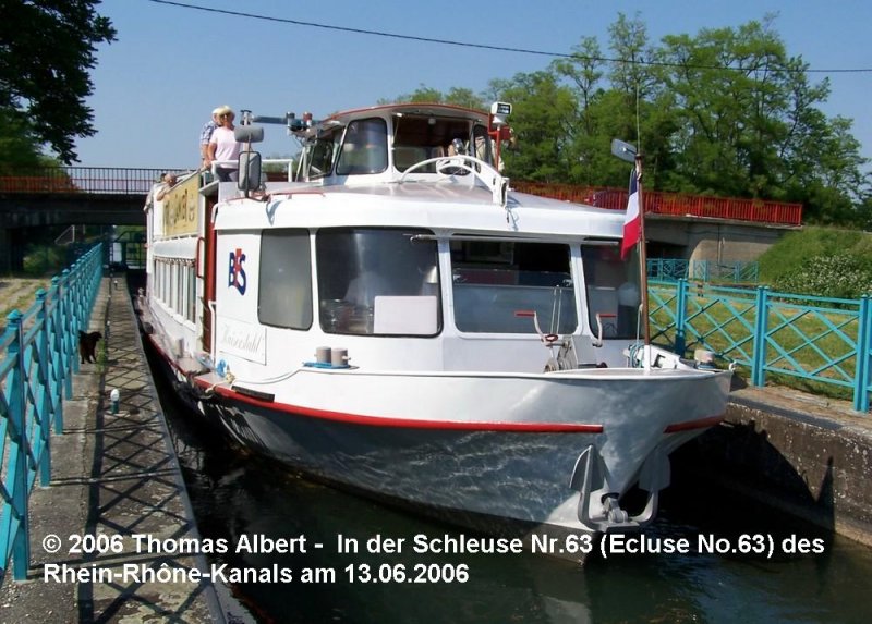 Weitere Fotos:  KAISERSTUHL  (1960) - In der Schleuse Nr.63 (Ecluse No.63) des Rhein-Rh�ne-Kanals.