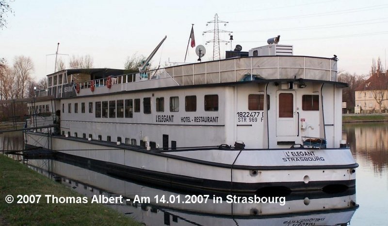 Weitere Fotos:  L' ELEGANT  (1956) - Backbordseite schr�g von Achtern.