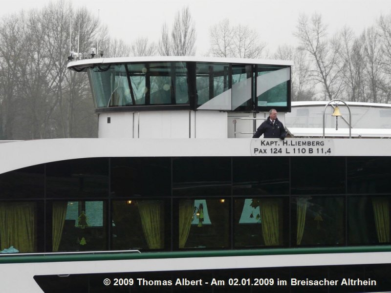Weitere Fotos:  SWISS EMERALD  (2006) - Kapit�n beim Anlegeman�ver, Steuerhaus, L�nge, Breite und Passagierzahl